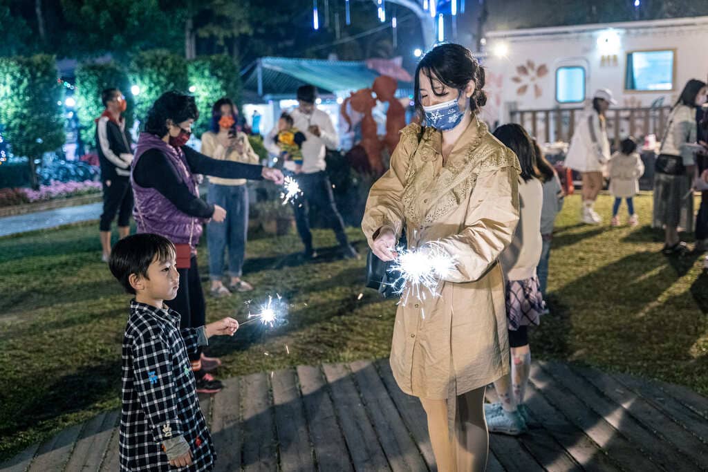 【嘉義中埔兩天一夜親子行程】穀倉星巴克、萌寵村、露營車住宿這樣玩 - 第12張圖 嘉義詩情花園渡假村露營車│魔術秀煙火放天燈,親子活動玩不完