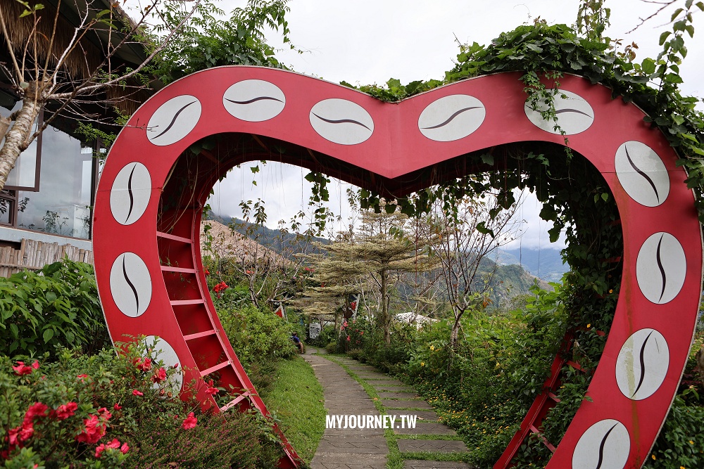 優遊吧斯│茶園美景、歌舞表演、門票抵換咖啡，阿里山必玩景點