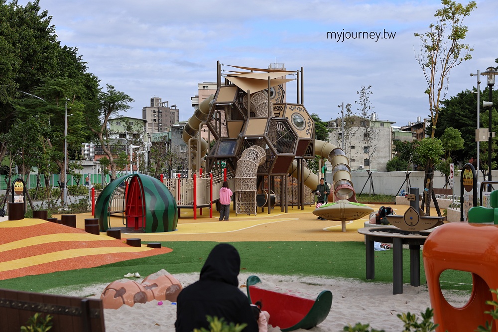 新莊快樂公園│蜂巢溜滑梯、西瓜旋轉椅,爸媽坐著踩飛輪顧小孩 - 第4張圖