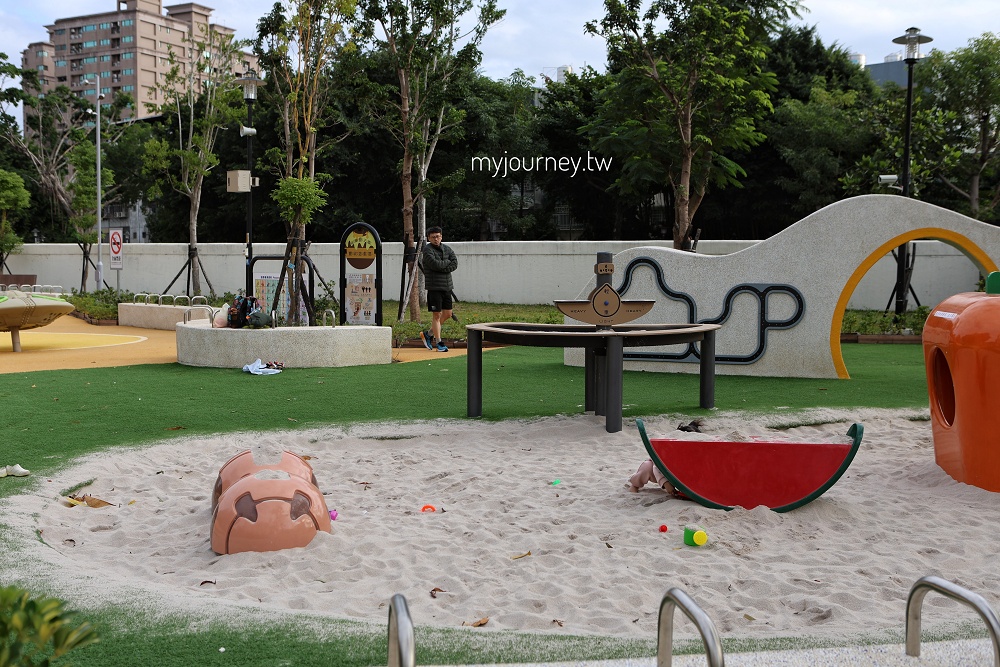 新莊快樂公園│蜂巢溜滑梯、西瓜旋轉椅,爸媽坐著踩飛輪顧小孩 - 第14張圖