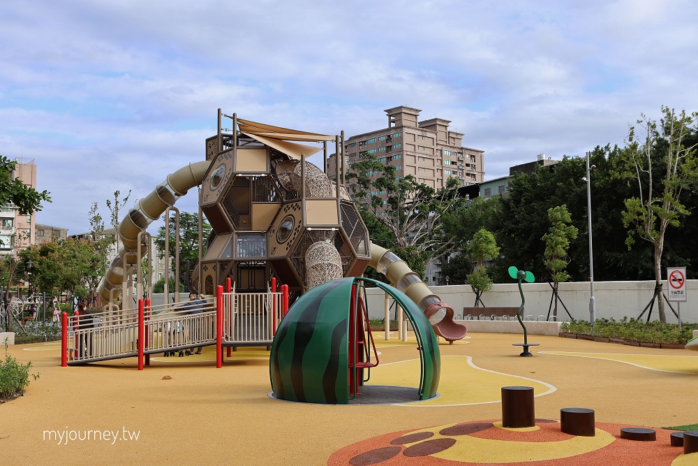 新莊快樂公園│蜂巢溜滑梯、西瓜旋轉椅,爸媽坐著踩飛輪顧小孩 - 第12張圖