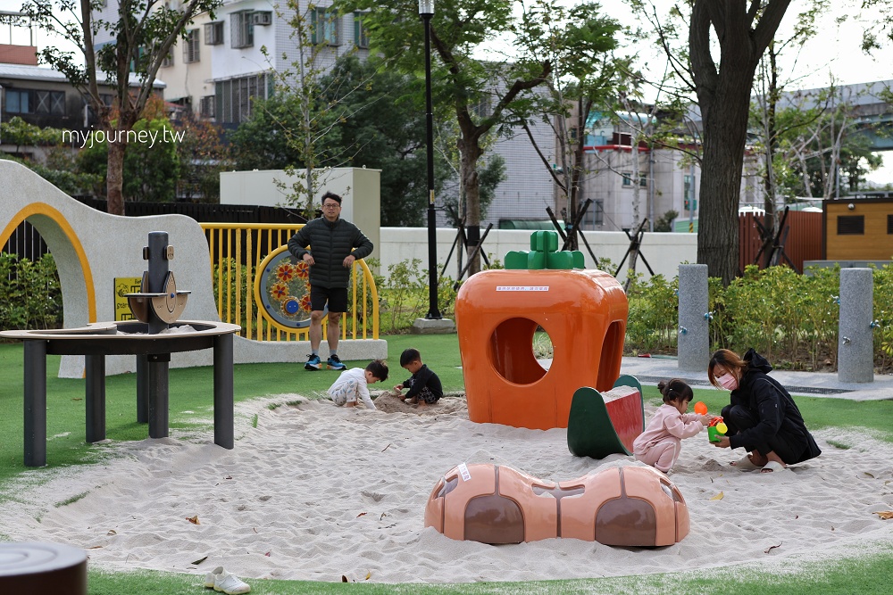 新莊快樂公園│蜂巢溜滑梯、西瓜旋轉椅,爸媽坐著踩飛輪顧小孩 - 第15張圖