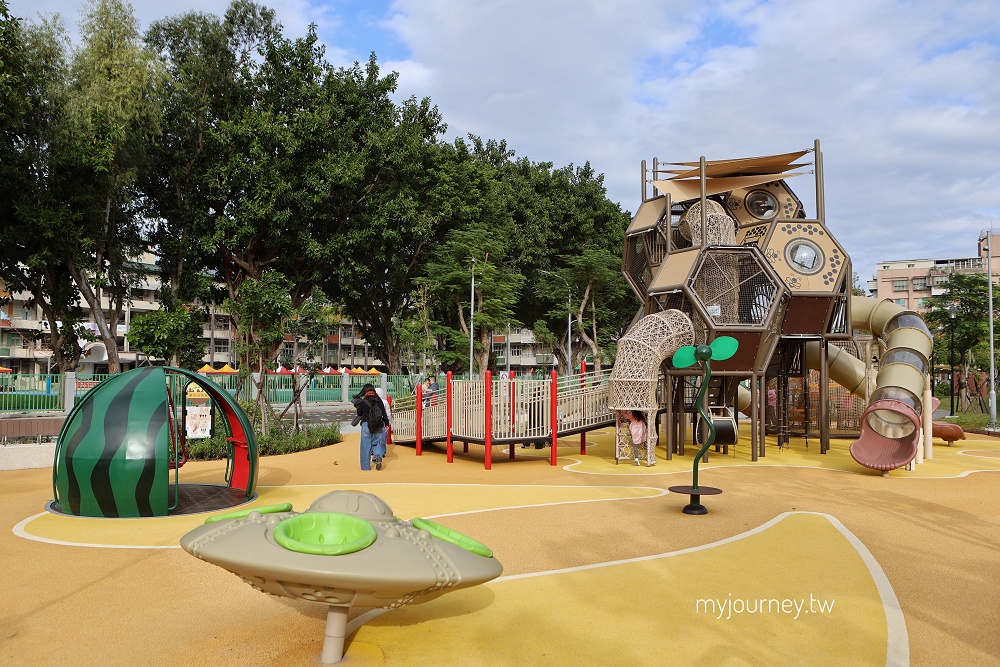 新莊快樂公園│蜂巢溜滑梯、西瓜旋轉椅,爸媽坐著踩飛輪顧小孩 - 第2張圖