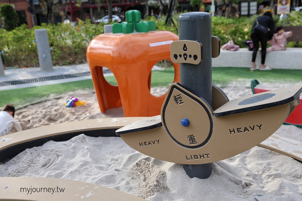 新莊快樂公園│蜂巢溜滑梯、西瓜旋轉椅,爸媽坐著踩飛輪顧小孩 - 第16張圖