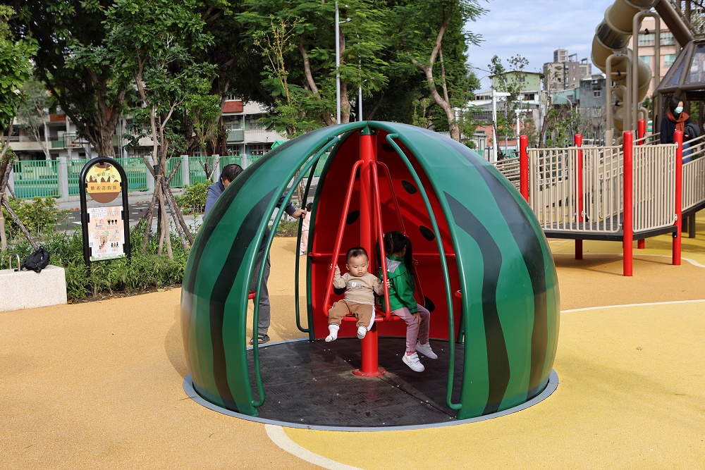 新莊快樂公園│蜂巢溜滑梯、西瓜旋轉椅,爸媽坐著踩飛輪顧小孩 - 第13張圖