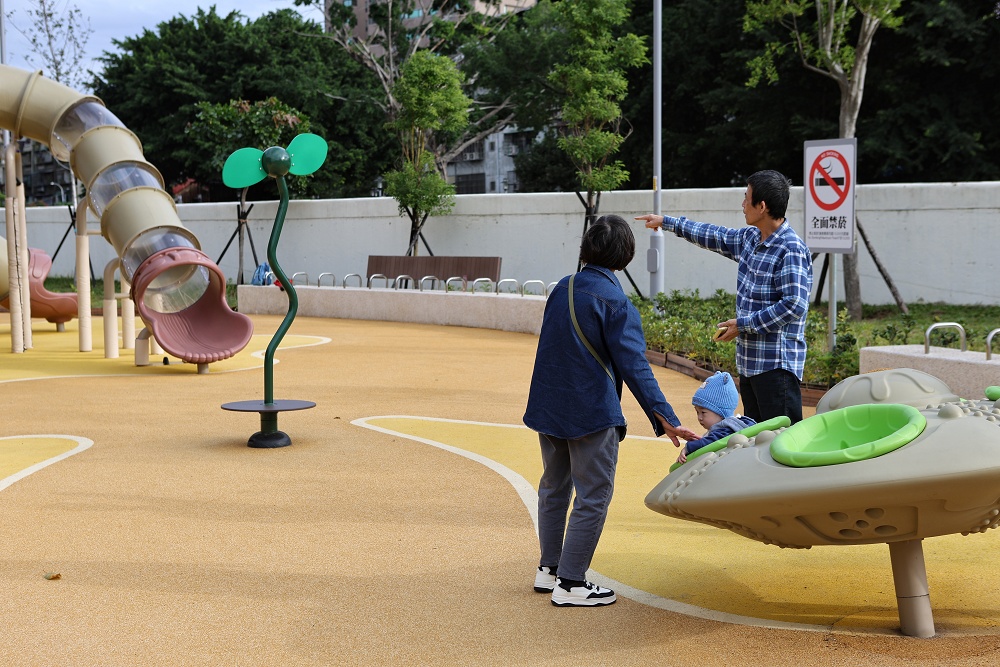新莊快樂公園│蜂巢溜滑梯、西瓜旋轉椅,爸媽坐著踩飛輪顧小孩 - 第17張圖