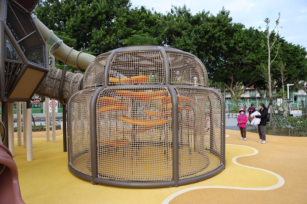 新莊快樂公園│蜂巢溜滑梯、西瓜旋轉椅,爸媽坐著踩飛輪顧小孩 - 第11張圖