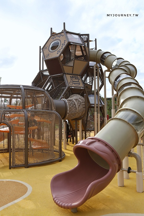 新莊快樂公園│蜂巢溜滑梯、西瓜旋轉椅,爸媽坐著踩飛輪顧小孩 - 第7張圖