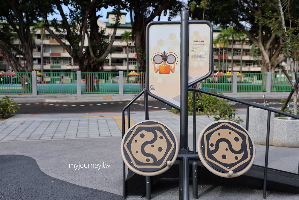 新莊快樂公園│蜂巢溜滑梯、西瓜旋轉椅,爸媽坐著踩飛輪顧小孩 - 第21張圖