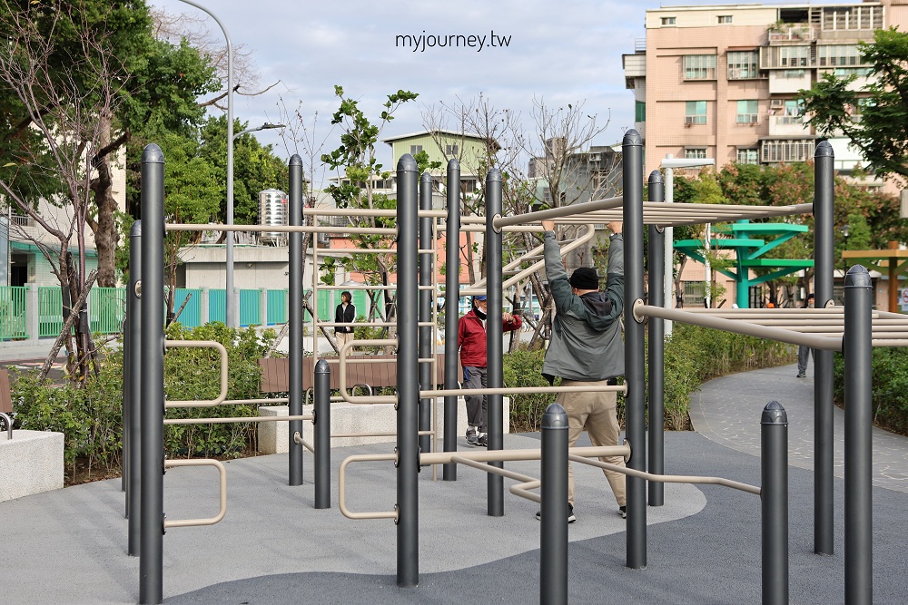 新莊快樂公園│蜂巢溜滑梯、西瓜旋轉椅,爸媽坐著踩飛輪顧小孩 - 第20張圖