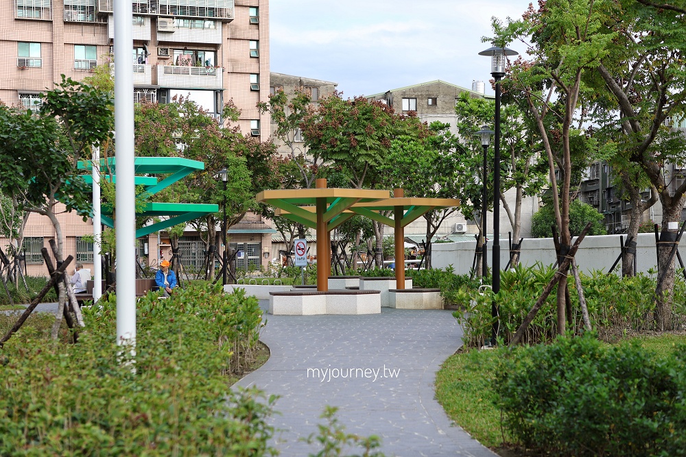 新莊快樂公園│蜂巢溜滑梯、西瓜旋轉椅,爸媽坐著踩飛輪顧小孩 - 第24張圖