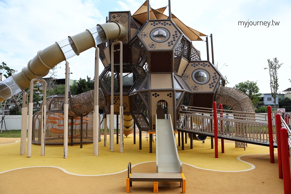 新莊快樂公園│蜂巢溜滑梯、西瓜旋轉椅,爸媽坐著踩飛輪顧小孩 - 第8張圖