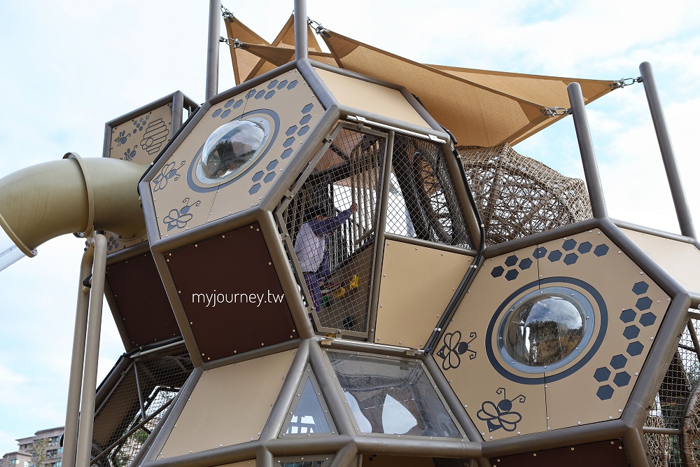 新莊快樂公園│蜂巢溜滑梯、西瓜旋轉椅,爸媽坐著踩飛輪顧小孩 - 第6張圖