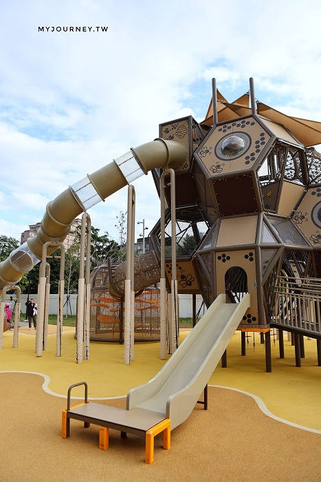 新莊快樂公園│蜂巢溜滑梯、西瓜旋轉椅,爸媽坐著踩飛輪顧小孩 - 第9張圖