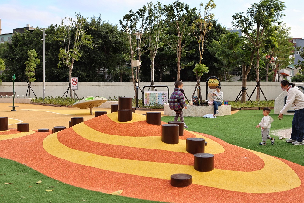 新莊快樂公園│蜂巢溜滑梯、西瓜旋轉椅,爸媽坐著踩飛輪顧小孩 - 第19張圖
