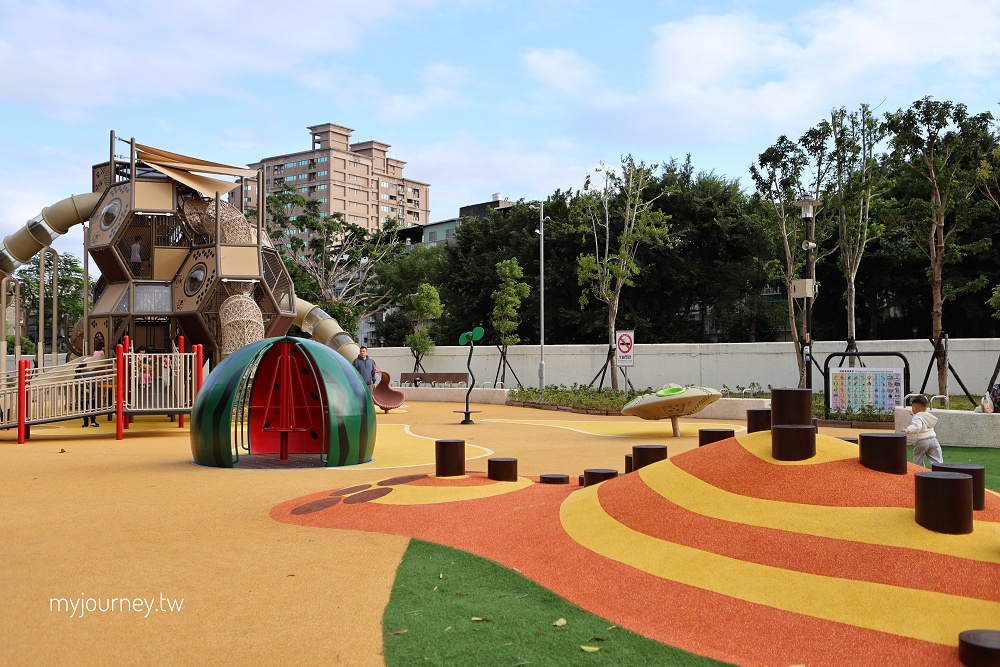 新莊快樂公園│蜂巢溜滑梯、西瓜旋轉椅,爸媽坐著踩飛輪顧小孩 - 第18張圖