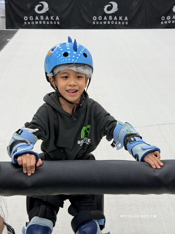 高雄王子室內滑雪學校│模擬機、纜車，專業教練解鎖親子滑雪夢想
