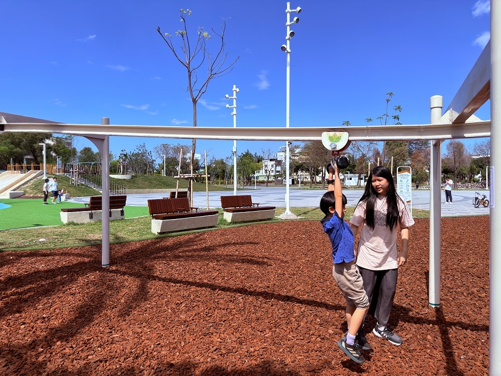 九如巴轆公園│菸塔溜滑梯＋滑軌，急速滑行體驗，屏東最新景點