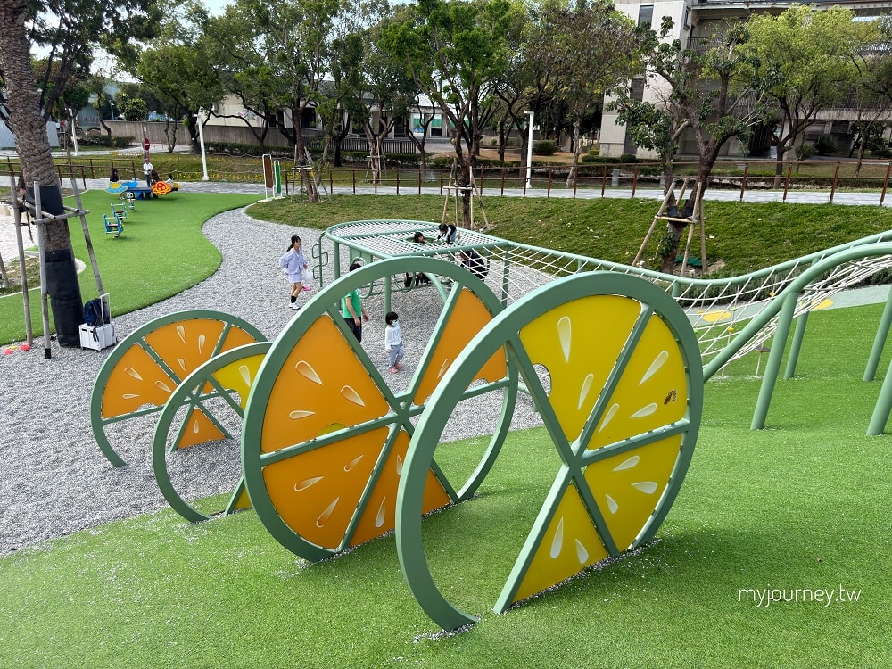 九如巴轆公園│菸塔溜滑梯＋滑軌，急速滑行體驗，屏東最新景點