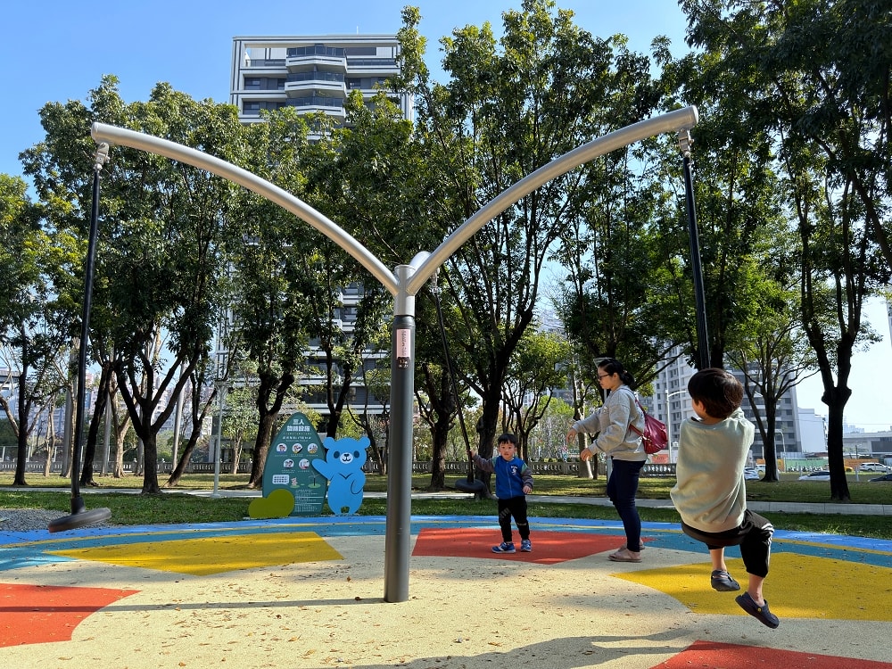 後勁公園│森林熊城堡，9大遊戲區+30項設施，高雄最新親子景點