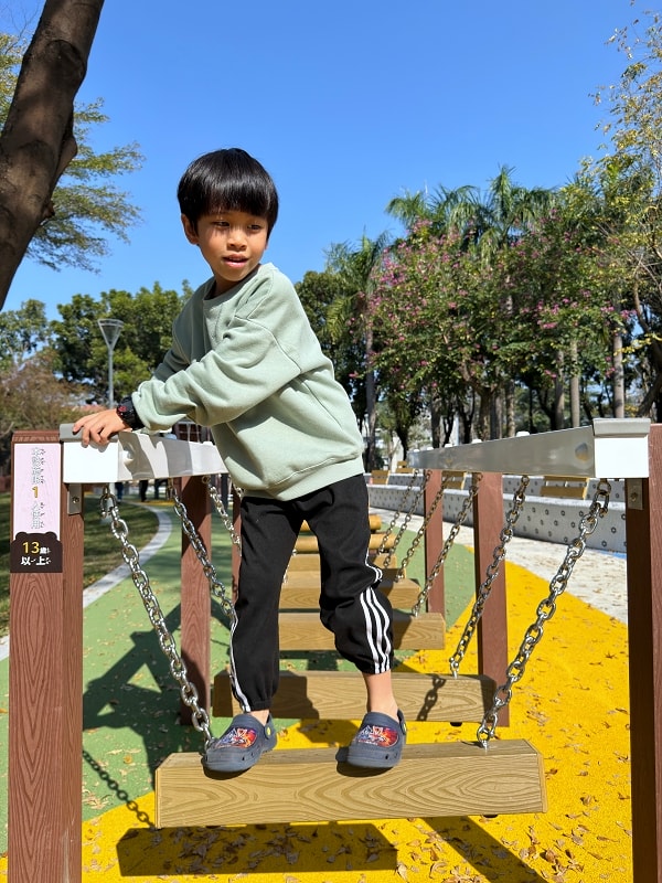 後勁公園│森林熊城堡，9大遊戲區+30項設施，高雄最新親子景點