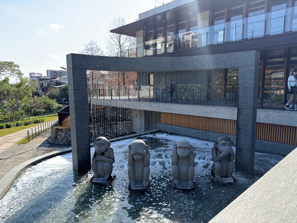 北投行天宮落羽松｜圖書館旁的緋紅庭園，落羽松貼臉，簡直韓劇場景