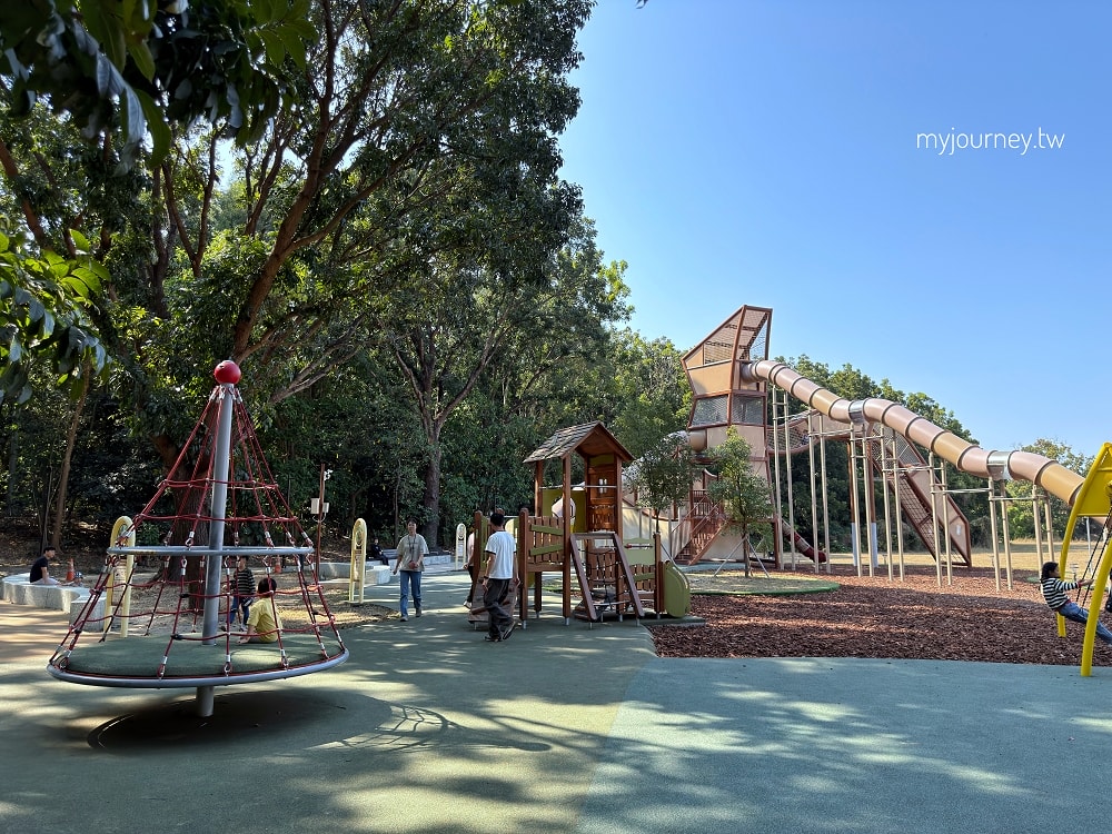 高雄都會公園│時間之鳥遊戲場+野餐大草皮,最適合幼兒的森林公園 - 第11張圖 高雄都會公園│時間之鳥遊戲場+野餐大草皮,最適合幼兒的森林公園