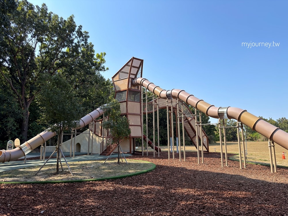 高雄都會公園│時間之鳥遊戲場+野餐大草皮,最適合幼兒的森林公園 - 第2張圖 高雄都會公園│時間之鳥遊戲場+野餐大草皮,最適合幼兒的森林公園