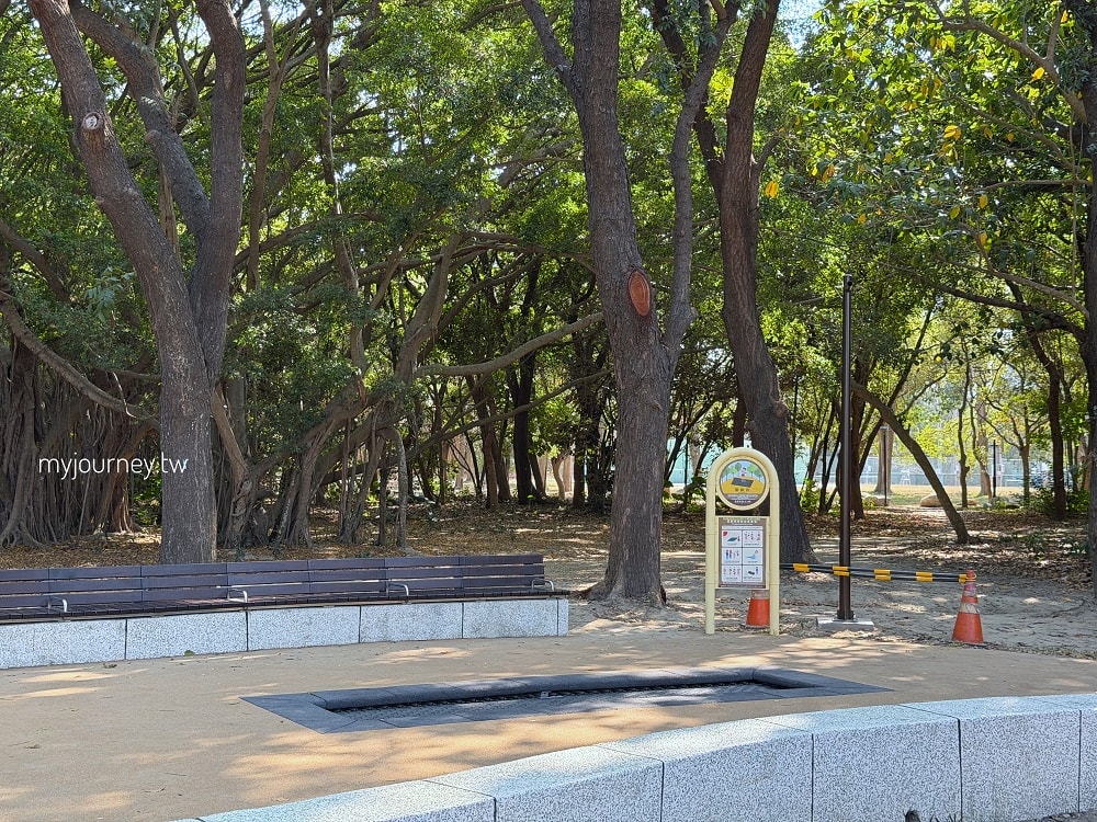 高雄都會公園│時間之鳥遊戲場+野餐大草皮,最適合幼兒的森林公園 - 第16張圖 高雄都會公園│時間之鳥遊戲場+野餐大草皮,最適合幼兒的森林公園