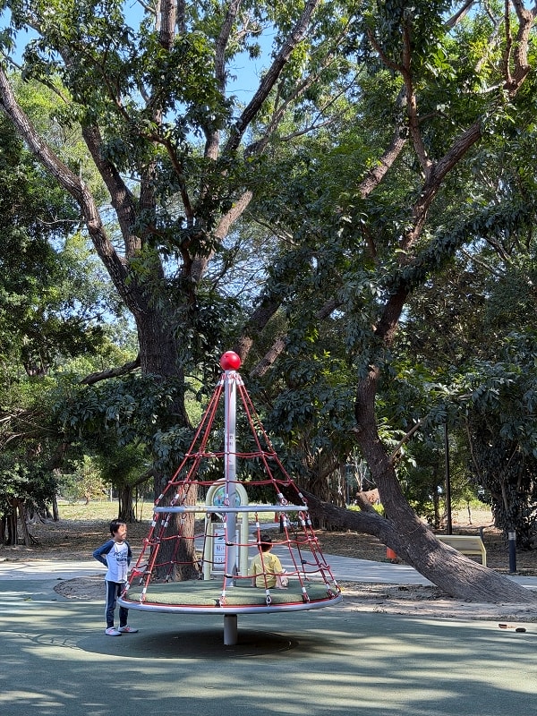 高雄都會公園│時間之鳥遊戲場+野餐大草皮,最適合幼兒的森林公園 - 第12張圖 高雄都會公園│時間之鳥遊戲場+野餐大草皮,最適合幼兒的森林公園