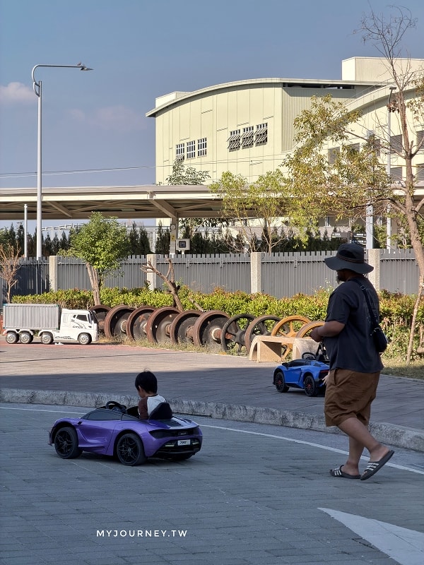 【潮州鐵道園區】坑爹飛車親子必玩+看火車+餵羊餵豬，戶外室內都能玩