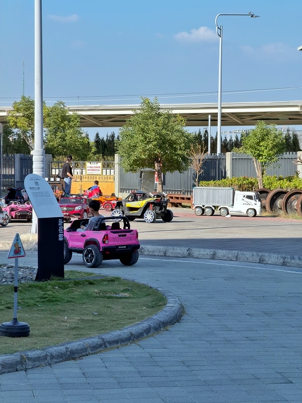 【潮州鐵道園區】坑爹飛車親子必玩+看火車+餵羊餵豬，戶外室內都能玩
