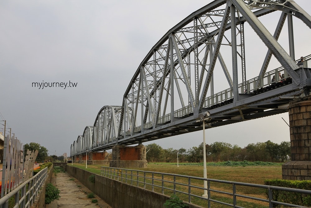 高雄高屏溪舊鐵橋│百年舊鐵橋天空步道,近距離看火車快飛 - 第1張圖 高雄高屏溪舊鐵橋│百年舊鐵橋天空步道,近距離看火車快飛