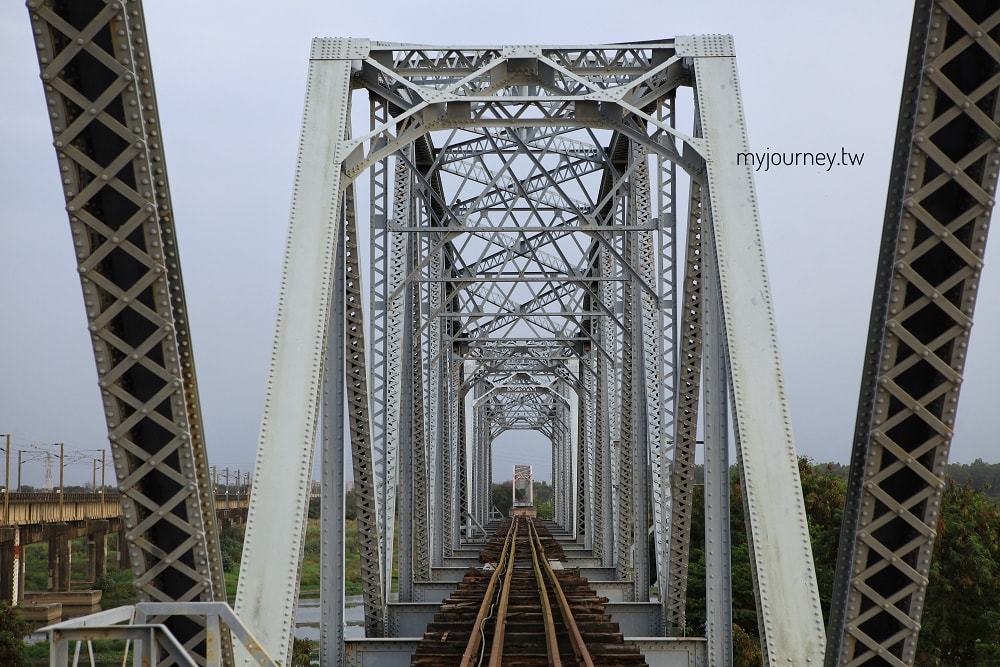 高雄高屏溪舊鐵橋│百年舊鐵橋天空步道,近距離看火車快飛 - 第10張圖 高雄高屏溪舊鐵橋│百年舊鐵橋天空步道,近距離看火車快飛