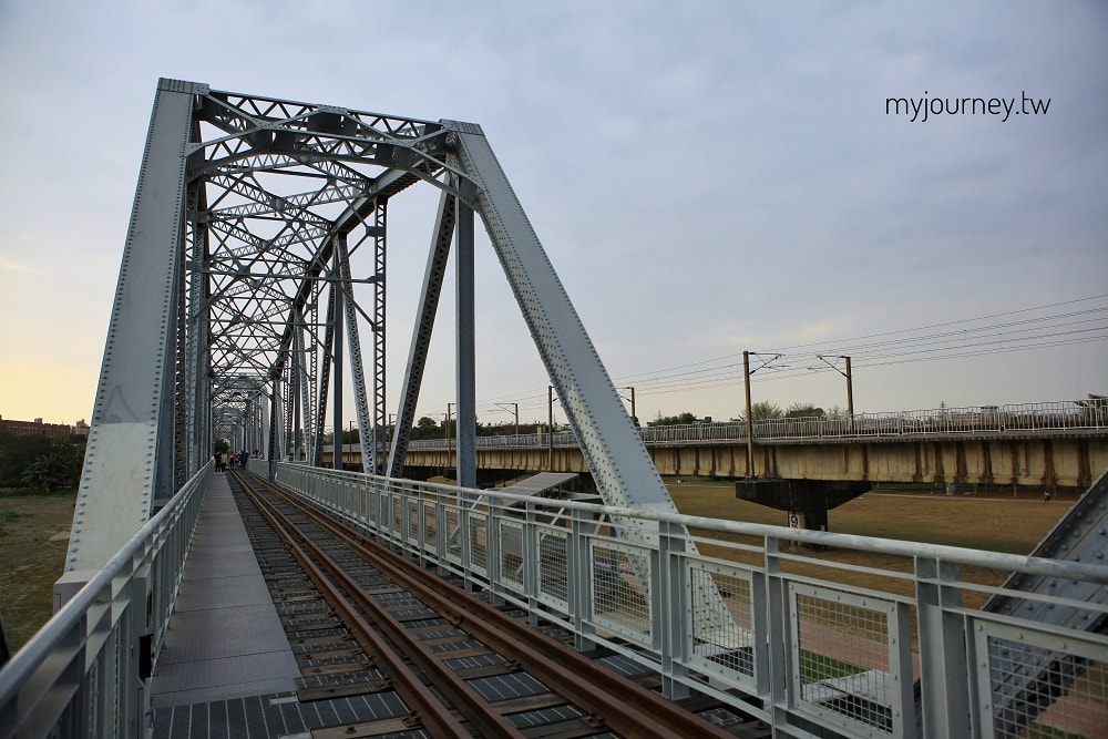 高雄高屏溪舊鐵橋│百年舊鐵橋天空步道,近距離看火車快飛 - 第9張圖 高雄高屏溪舊鐵橋│百年舊鐵橋天空步道,近距離看火車快飛