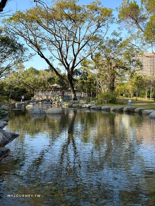 內惟森林親水河道│內惟迷霧森林,高雄美術館夢幻玩水景點 - 第11張圖 內惟森林親水河道│內惟迷霧森林,高雄美術館夢幻玩水景點