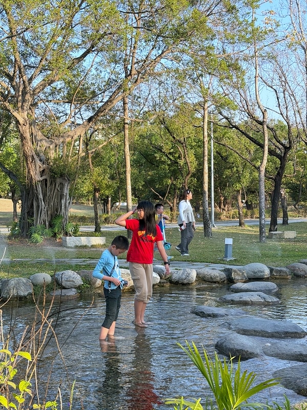 內惟森林親水河道│內惟迷霧森林,高雄美術館夢幻玩水景點 - 第13張圖 內惟森林親水河道│內惟迷霧森林,高雄美術館夢幻玩水景點