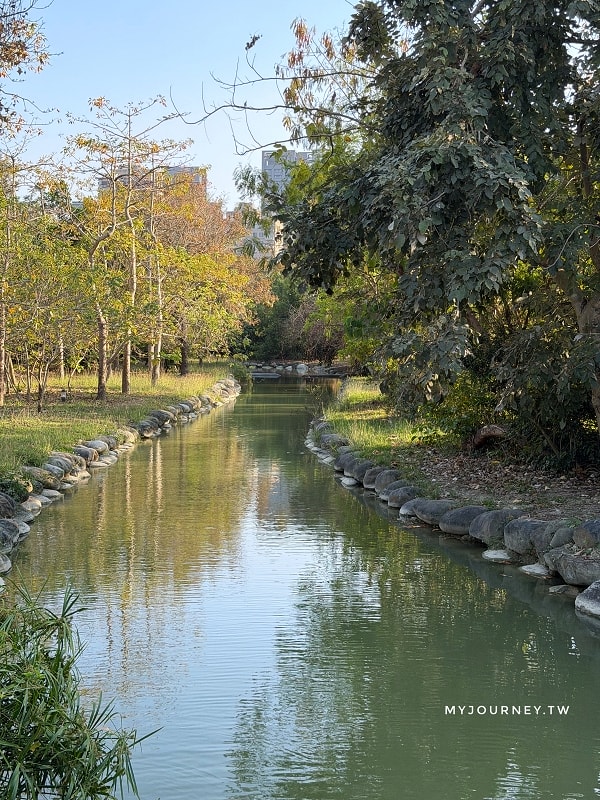 內惟森林親水河道│內惟迷霧森林,高雄美術館夢幻玩水景點 - 第2張圖 內惟森林親水河道│內惟迷霧森林,高雄美術館夢幻玩水景點