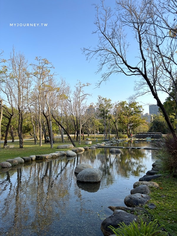 內惟森林親水河道│內惟迷霧森林,高雄美術館夢幻玩水景點 - 第7張圖 內惟森林親水河道│內惟迷霧森林,高雄美術館夢幻玩水景點