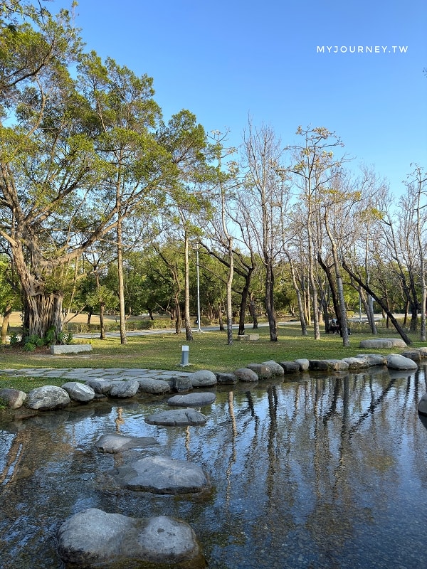 內惟森林親水河道│內惟迷霧森林,高雄美術館夢幻玩水景點 - 第8張圖 內惟森林親水河道│內惟迷霧森林,高雄美術館夢幻玩水景點