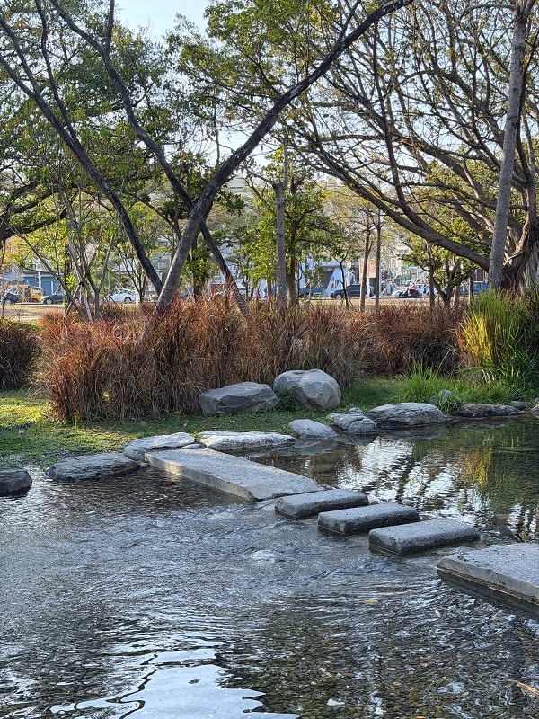 內惟森林親水河道│內惟迷霧森林,高雄美術館夢幻玩水景點 - 第9張圖 內惟森林親水河道│內惟迷霧森林,高雄美術館夢幻玩水景點