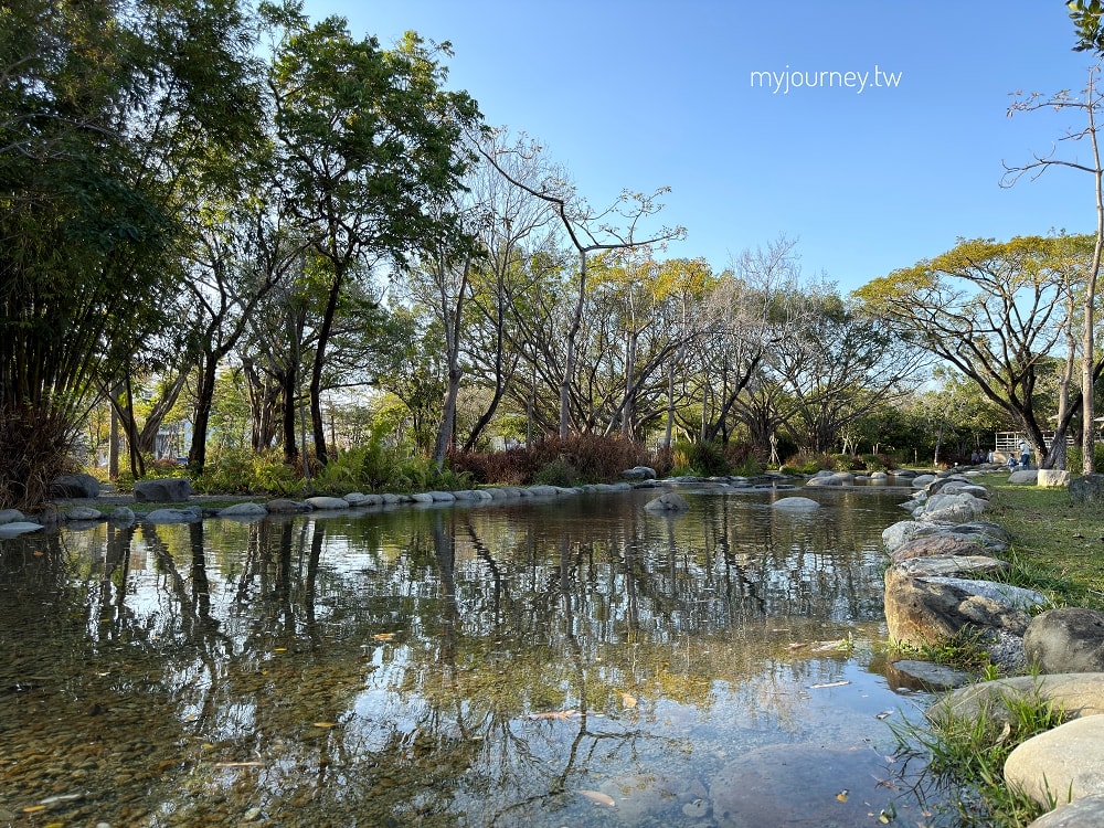 內惟森林親水河道│內惟迷霧森林,高雄美術館夢幻玩水景點 - 第10張圖 內惟森林親水河道│內惟迷霧森林,高雄美術館夢幻玩水景點