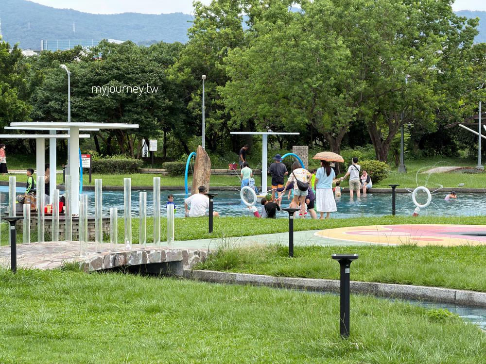 【內湖運動公園】搭電梯才能玩水？還能看飛機，台北免費玩水景點