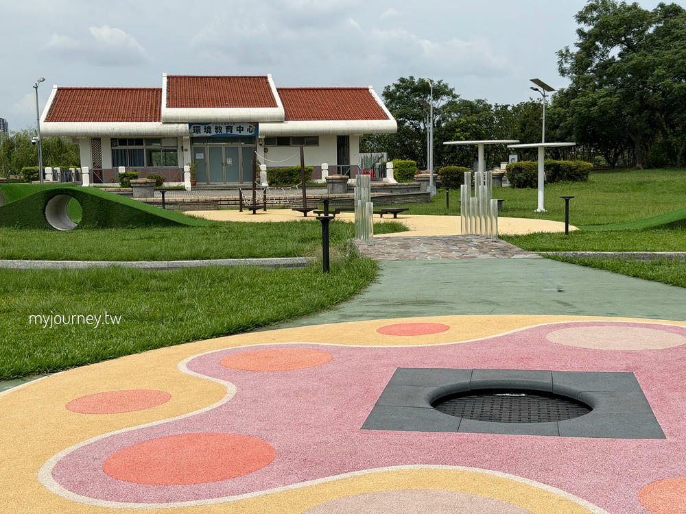 【內湖運動公園】搭電梯才能玩水？還能看飛機，台北免費玩水景點