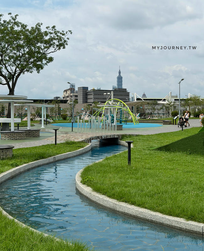 【內湖運動公園】搭電梯才能玩水？還能看飛機，台北免費玩水景點