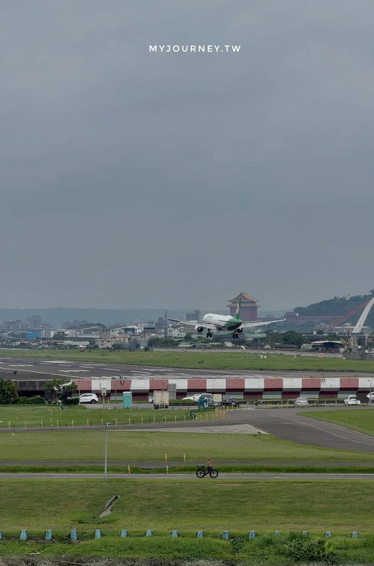 【內湖運動公園】搭電梯才能玩水？還能看飛機，台北免費玩水景點