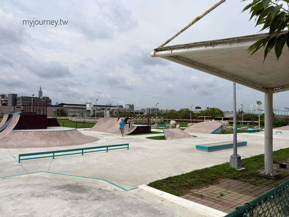 【內湖運動公園】搭電梯才能玩水？還能看飛機，台北免費玩水景點