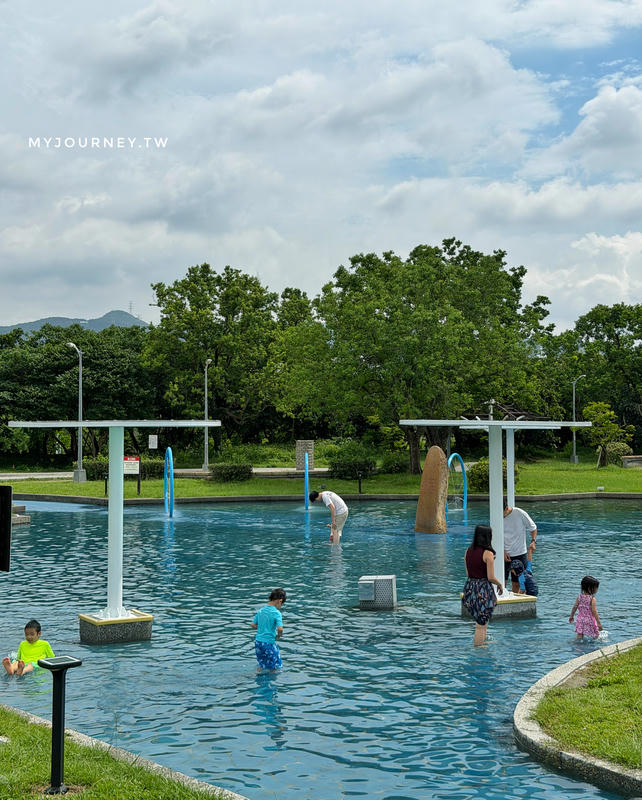 【內湖運動公園】搭電梯才能玩水？還能看飛機，台北免費玩水景點