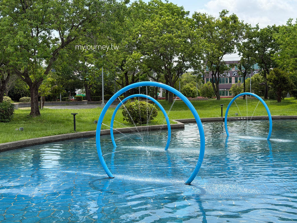 【內湖運動公園】搭電梯才能玩水？還能看飛機，台北免費玩水景點