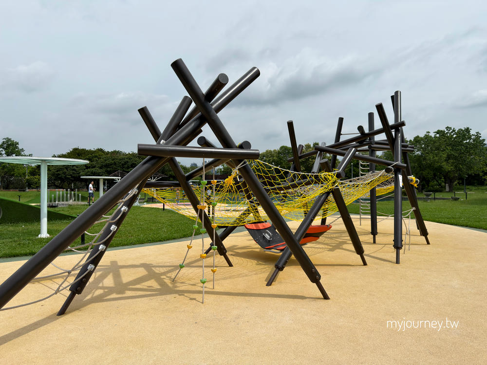 【內湖運動公園】搭電梯才能玩水？還能看飛機，台北免費玩水景點